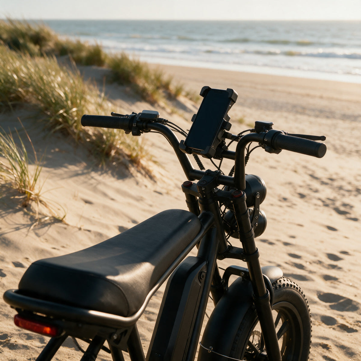 Support téléphone sur un fatbike au bord de la plage